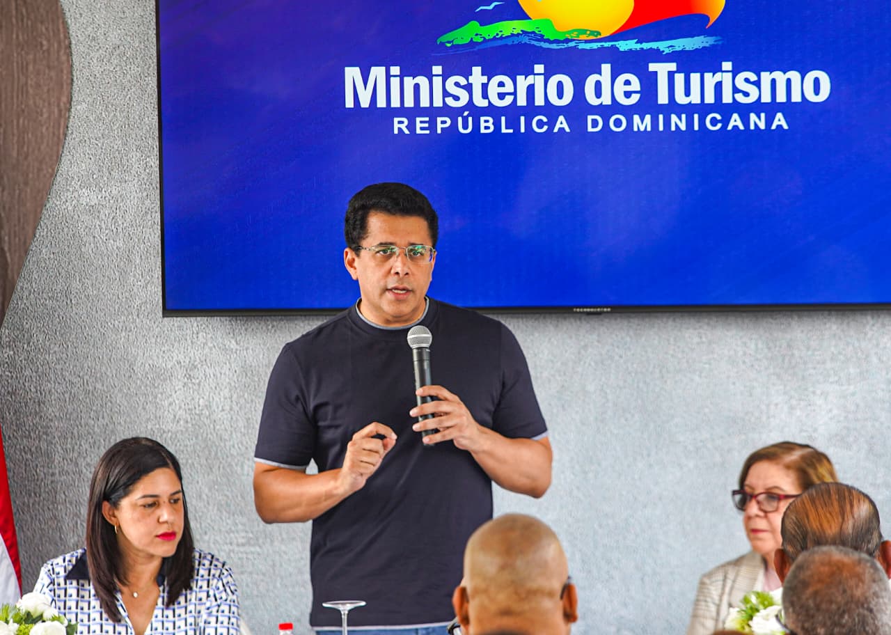David Collado deja iniciada reconstrucción de la isleta en Salcedo, Hermanas Mirabal