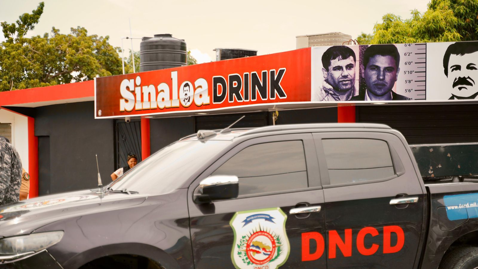 Exoficial cuestiona fachada de bar “Drink Sinaloa” en Baní por alusiones al narcotráfico