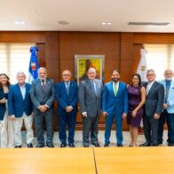 Ministro de Hacienda junto a representantes de sectores productivos.