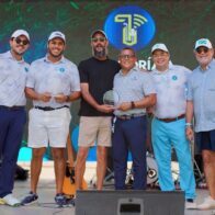 El Punta Espada Golf Club acogió la cuarta parada del Tour de Campeones, en una jornada que reunió a líderes empresariales y profesionales quienes disfrutaron del golf, networking y la ceremonia de reconocimientos. Cap Cana, R.D..- El exclusivo Punta Espada Golf Club, en Cap Cana, fue el escenario de la 4ta edición del Torneo Almuerzo de Negocios, consolidándose como la cuarta parada del Tour de Campeones, una plataforma que impulsa las relaciones comerciales a través del deporte y la camaradería. En esta edición, el torneo estuvo dedicado al Sr. Pedro Ureña, presidente de Petroquímicos Automotrices, en reconocimiento a su sobresaliente trayectoria y a sus aportes a los gremios empresariales e industriales del país. Claudio Hirujo, en representación de Publicitaria Contacto, destacó el valor de este encuentro como espacio de conexión y fortalecimiento de la comunidad empresarial dominicana. “Esta edición del torneo reafirma su carácter como una cita única en el país, diseñada para estrechar lazos comerciales, impulsar nuevos proyectos e incentivar inversiones, en un entorno que combina golf de clase mundial y networking empresarial de alto impacto”, sostuvo. La ceremonia de premiación contó con distinguidas personalidades, quienes entregaron los galardones en las diferentes categorías: Categoría A: premiada por José Alberto Adam (Equifax) y Alexis Santana (Punta Espada Golf Club); Categoría B: premiada por Ysidro García, hijo; y Categoría C: premiada por Joaquín Zaglul (Publicitaria Contacto) y Claudio Emilio Hirujo (Lubricantes Amalie). La competencia, organizada por Tournament Solutions, contó con el patrocinio principal de Mastercard Banreservas y Cap Cana Ciudad Destino, junto al respaldo de la Red ATM y un amplio portafolio de marcas de prestigio. Los participantes recibieron un exclusivo kit de bienvenida cortesía de Mastercard Banreservas, Grupo Universal y otras marcas aliadas, que incluyó indumentaria y obsequios especiales. A lo largo del campo, los patrocinadores ofrecieron activaciones con experiencias de gastronomía, degustaciones y dinámicas de networking, que enriquecieron la jornada. Otros patrocinadores fueron: Mastercard Banreservas y Cap Cana Ciudad Destino como Main Sponsors, junto a Red ATM, La Casita de Yeya, Grupo Universal, Equifax, Ron Barceló, Amalie, Newlink, GAC Motors, Humano Seguros, Sparkling Ice, Compra Directa, GraboEstilo, Ducati, Johnsonville, Portal, Café Santo Domingo, La Estrofa, Petroantillana, Sued Fargesa, Air Century, Impecable Radio, Interpuntos Publicidad Vial, Café Montuno, Press Media Center, entre otros.