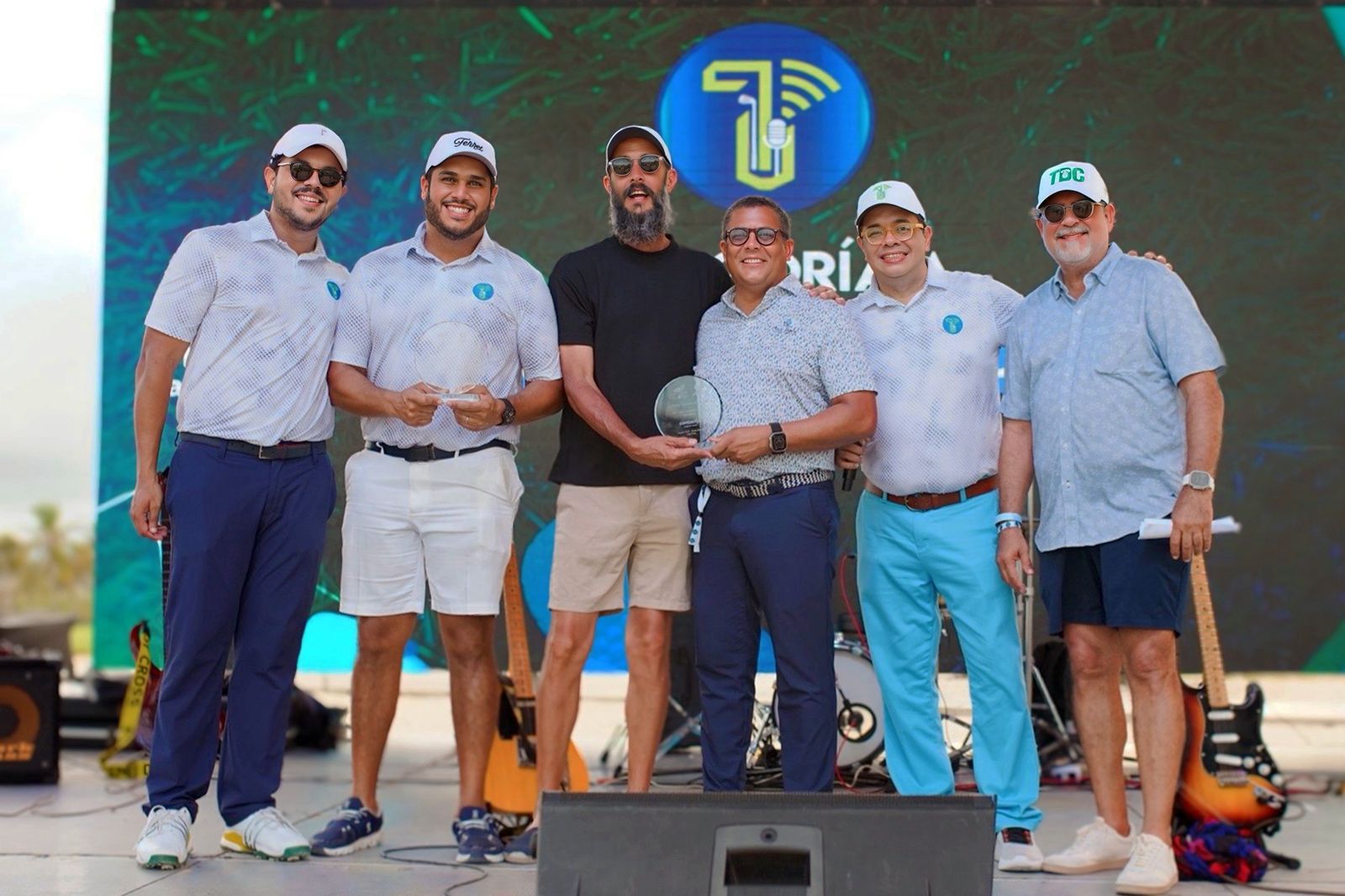 El Punta Espada Golf Club acogió la cuarta parada del Tour de Campeones, en una jornada que reunió a líderes empresariales y profesionales quienes disfrutaron del golf, networking y la ceremonia de reconocimientos. Cap Cana, R.D..- El exclusivo Punta Espada Golf Club, en Cap Cana, fue el escenario de la 4ta edición del Torneo Almuerzo de Negocios, consolidándose como la cuarta parada del Tour de Campeones, una plataforma que impulsa las relaciones comerciales a través del deporte y la camaradería. En esta edición, el torneo estuvo dedicado al Sr. Pedro Ureña, presidente de Petroquímicos Automotrices, en reconocimiento a su sobresaliente trayectoria y a sus aportes a los gremios empresariales e industriales del país. Claudio Hirujo, en representación de Publicitaria Contacto, destacó el valor de este encuentro como espacio de conexión y fortalecimiento de la comunidad empresarial dominicana. “Esta edición del torneo reafirma su carácter como una cita única en el país, diseñada para estrechar lazos comerciales, impulsar nuevos proyectos e incentivar inversiones, en un entorno que combina golf de clase mundial y networking empresarial de alto impacto”, sostuvo. La ceremonia de premiación contó con distinguidas personalidades, quienes entregaron los galardones en las diferentes categorías: Categoría A: premiada por José Alberto Adam (Equifax) y Alexis Santana (Punta Espada Golf Club); Categoría B: premiada por Ysidro García, hijo; y Categoría C: premiada por Joaquín Zaglul (Publicitaria Contacto) y Claudio Emilio Hirujo (Lubricantes Amalie). La competencia, organizada por Tournament Solutions, contó con el patrocinio principal de Mastercard Banreservas y Cap Cana Ciudad Destino, junto al respaldo de la Red ATM y un amplio portafolio de marcas de prestigio. Los participantes recibieron un exclusivo kit de bienvenida cortesía de Mastercard Banreservas, Grupo Universal y otras marcas aliadas, que incluyó indumentaria y obsequios especiales. A lo largo del campo, los patrocinadores ofrecieron activaciones con experiencias de gastronomía, degustaciones y dinámicas de networking, que enriquecieron la jornada. Otros patrocinadores fueron: Mastercard Banreservas y Cap Cana Ciudad Destino como Main Sponsors, junto a Red ATM, La Casita de Yeya, Grupo Universal, Equifax, Ron Barceló, Amalie, Newlink, GAC Motors, Humano Seguros, Sparkling Ice, Compra Directa, GraboEstilo, Ducati, Johnsonville, Portal, Café Santo Domingo, La Estrofa, Petroantillana, Sued Fargesa, Air Century, Impecable Radio, Interpuntos Publicidad Vial, Café Montuno, Press Media Center, entre otros.