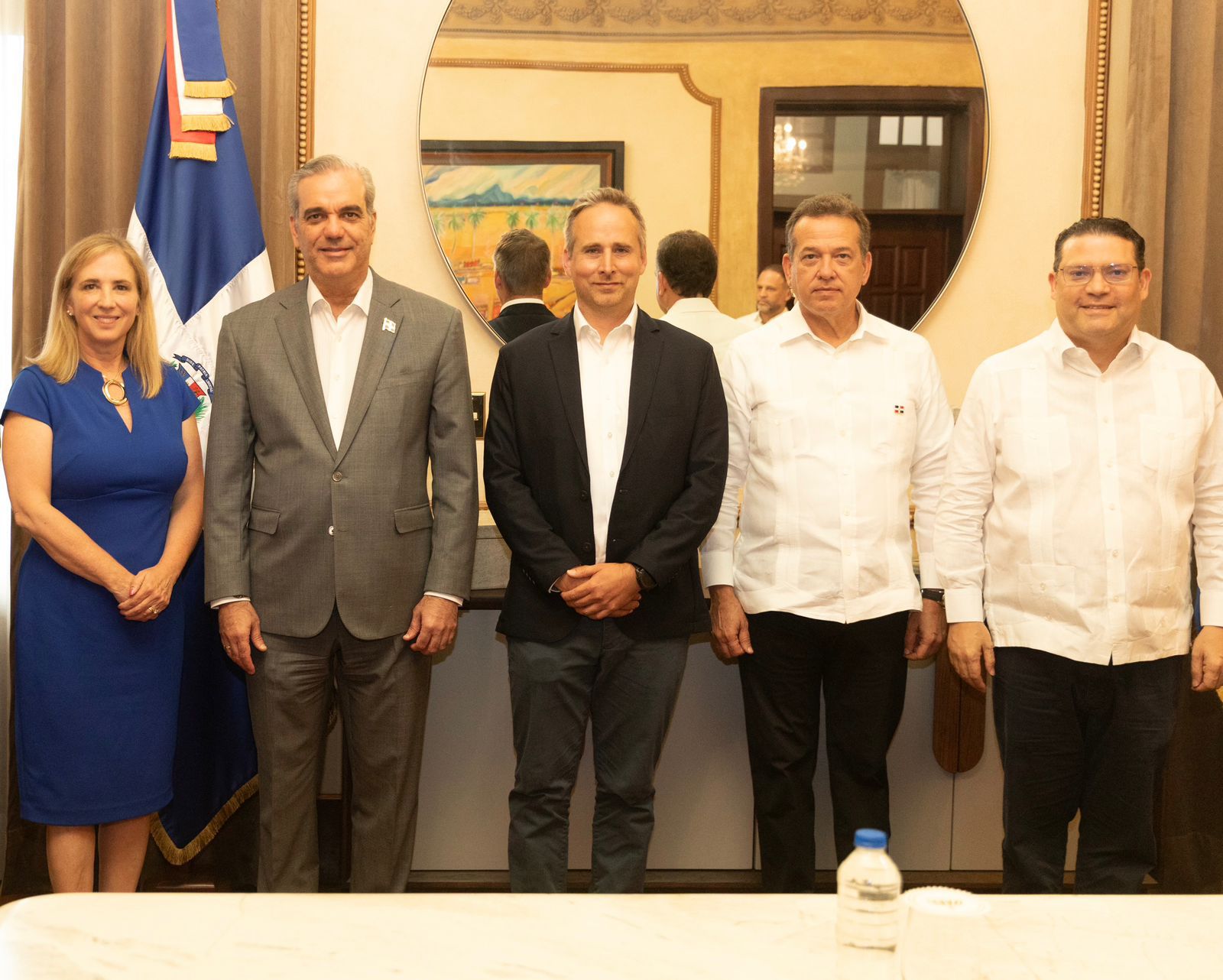 El presidente Abinader se reúne con representantes de Amazon