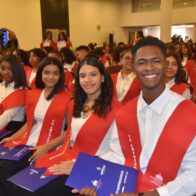 Educación gradúa a 300 jóvenes estudiantes del diplomado “Yo Emprendedor 2025”