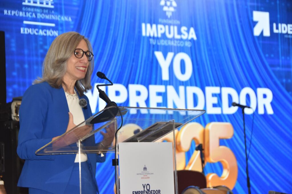 Educación gradúa a 300 jóvenes estudiantes del diplomado “Yo Emprendedor 2025”