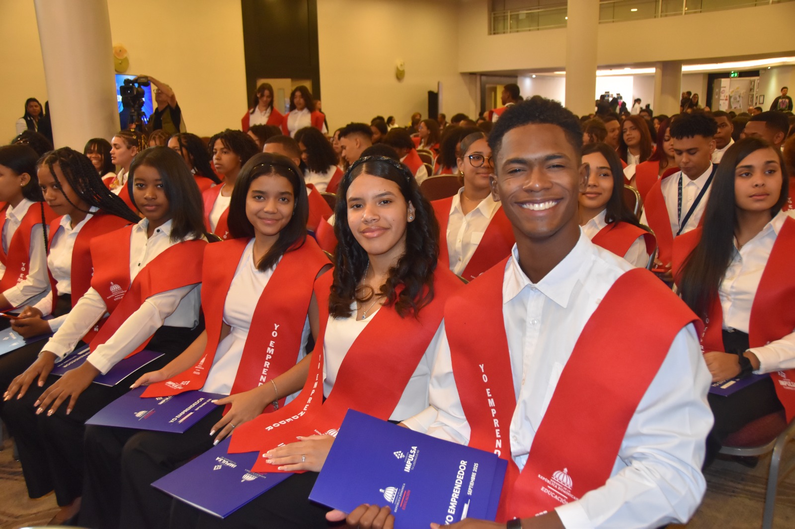 Educación gradúa a 300 jóvenes estudiantes del diplomado “Yo Emprendedor 2025”