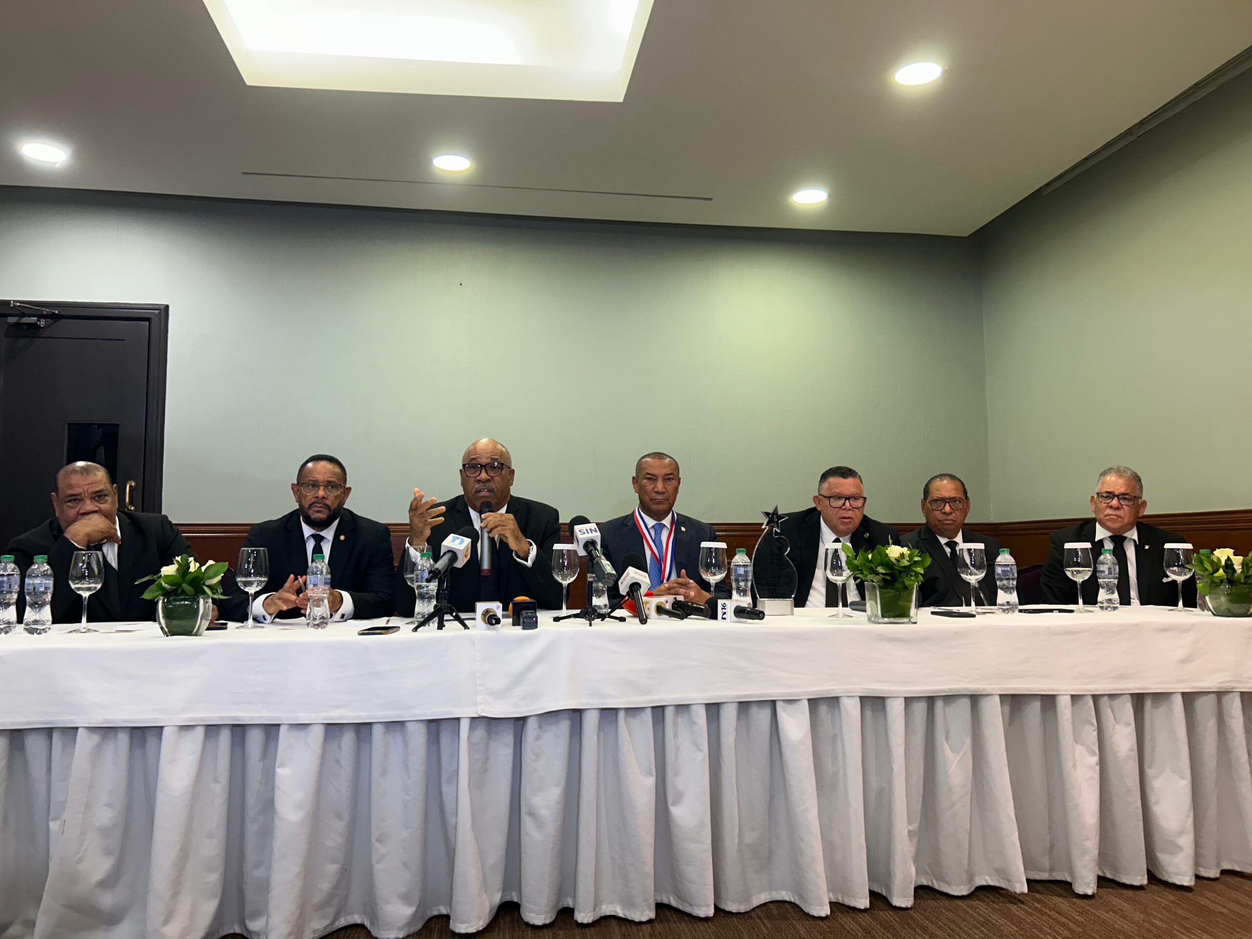 CNEXCARD reconoce al senador Santiago Zorrilla y anuncian propuestas de revisión al nuevo Código Penal