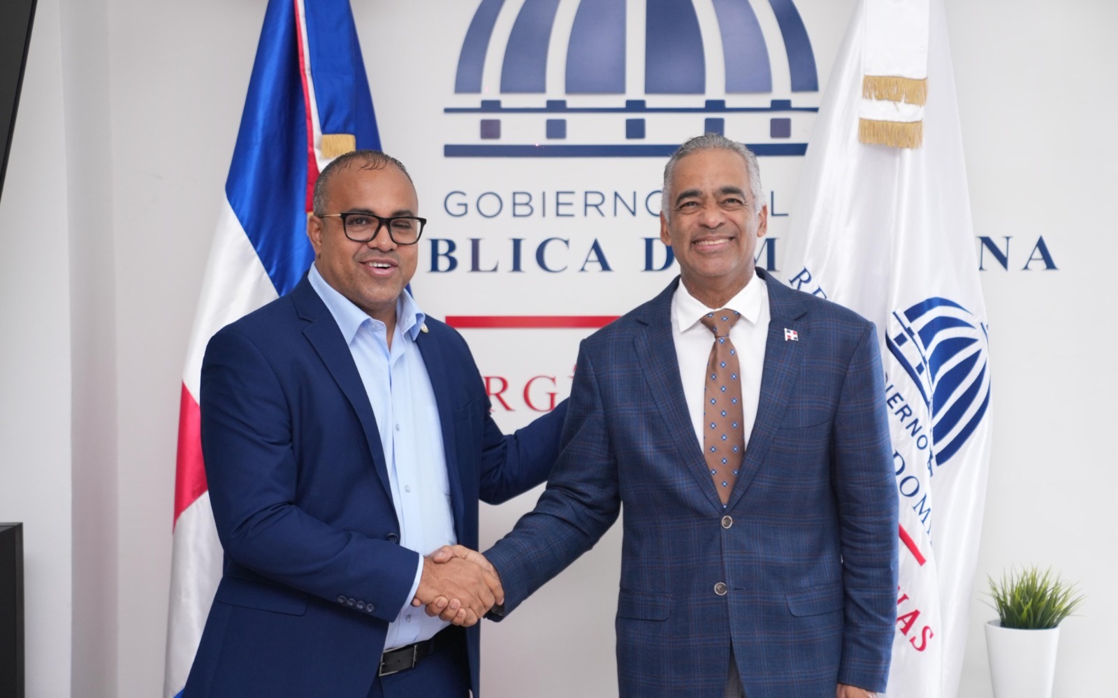 Energía y Minas y Edenorte firman acuerdo para proyecto de electrificación en La Cruz de Cabrera, Dajabón