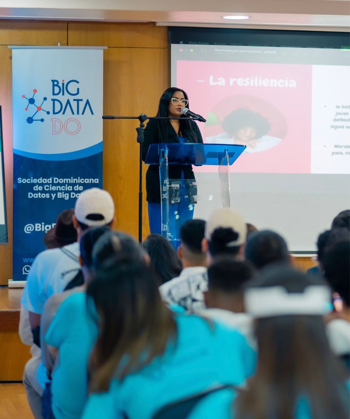Walddy Lina imparte charla “Las mejores historias se escriben en silencio” en el Datathon 2025