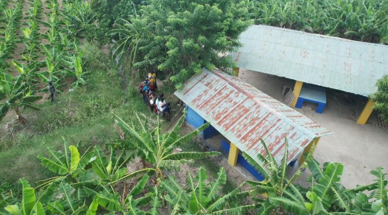 Detienen 13 haitianos indocumentados ocultos en plantaciones de Mao