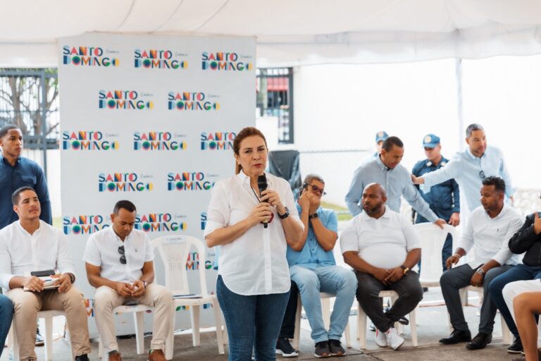 Carolina Mejía lleva soluciones al sector La Puya