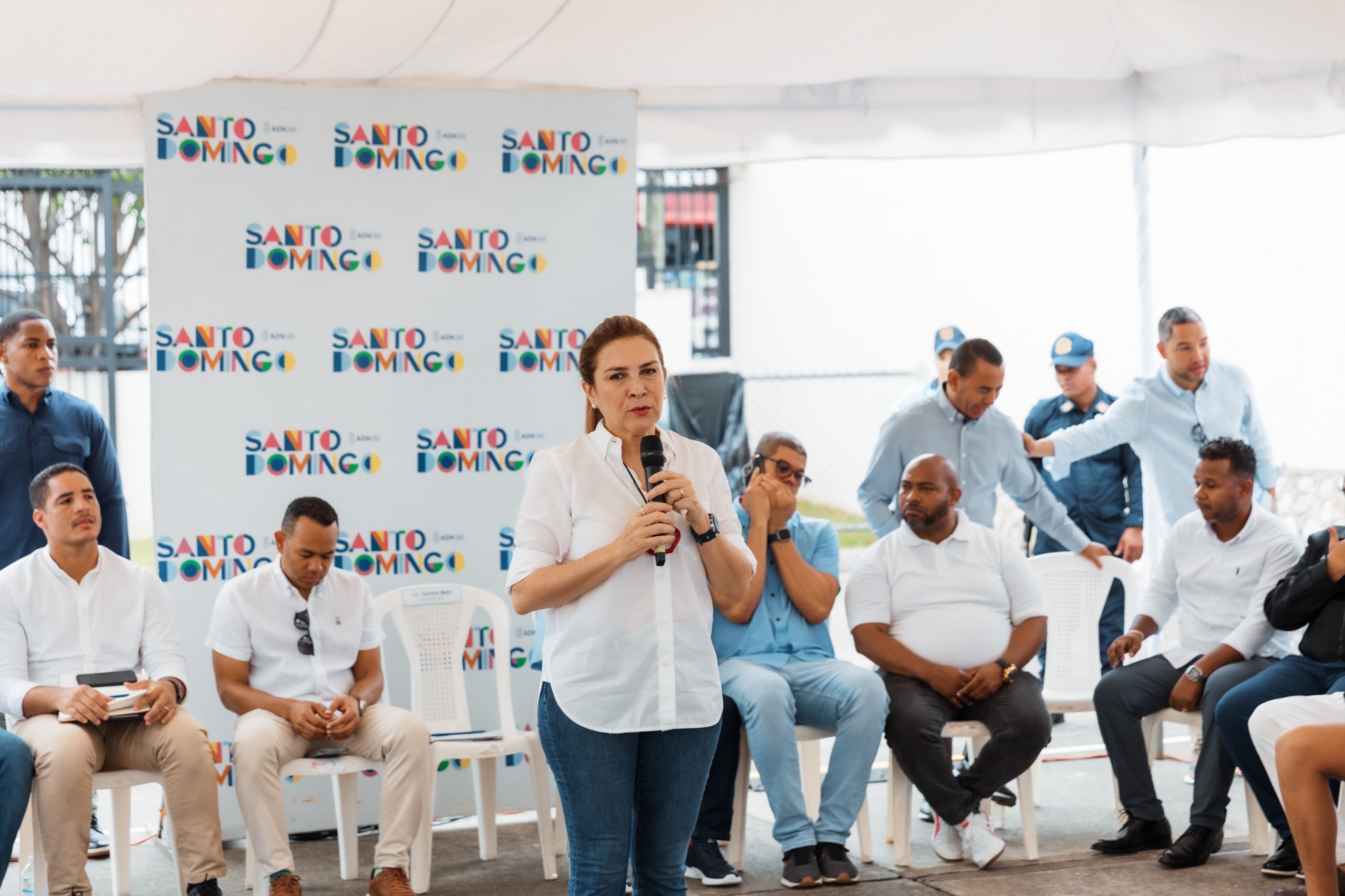 Carolina Mejía lleva soluciones al sector La Puya