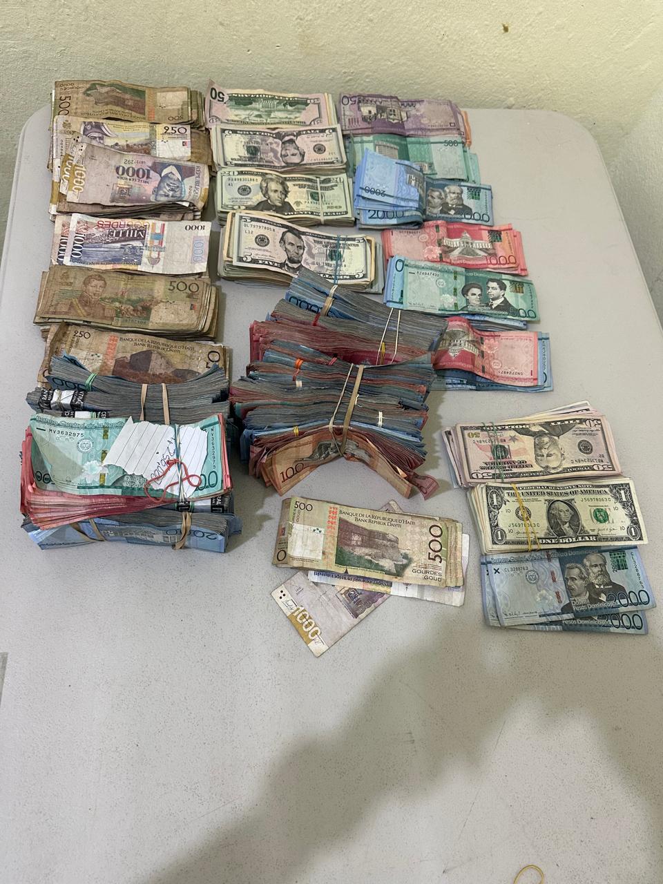 Detienen a haitiana con más de RD$3.5 millones de pesos y otras divisas en San Juan