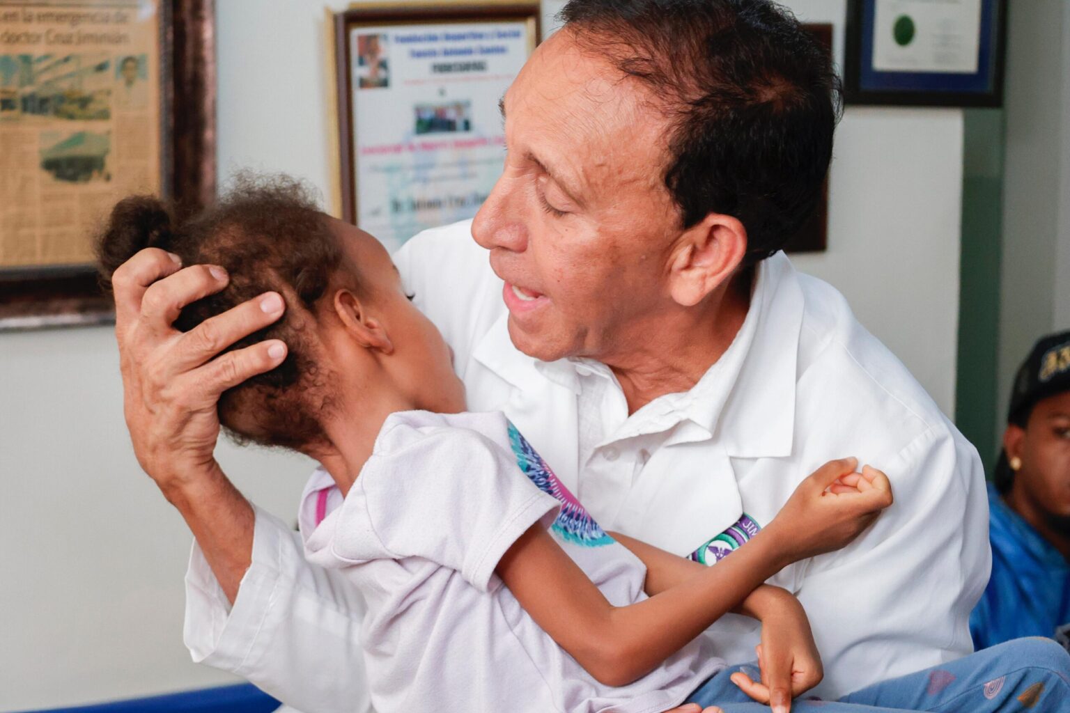 Cruz Jiminián anuncia 8va jornada de operaciones de hidrocefalia gratuitas con apoyo internacional