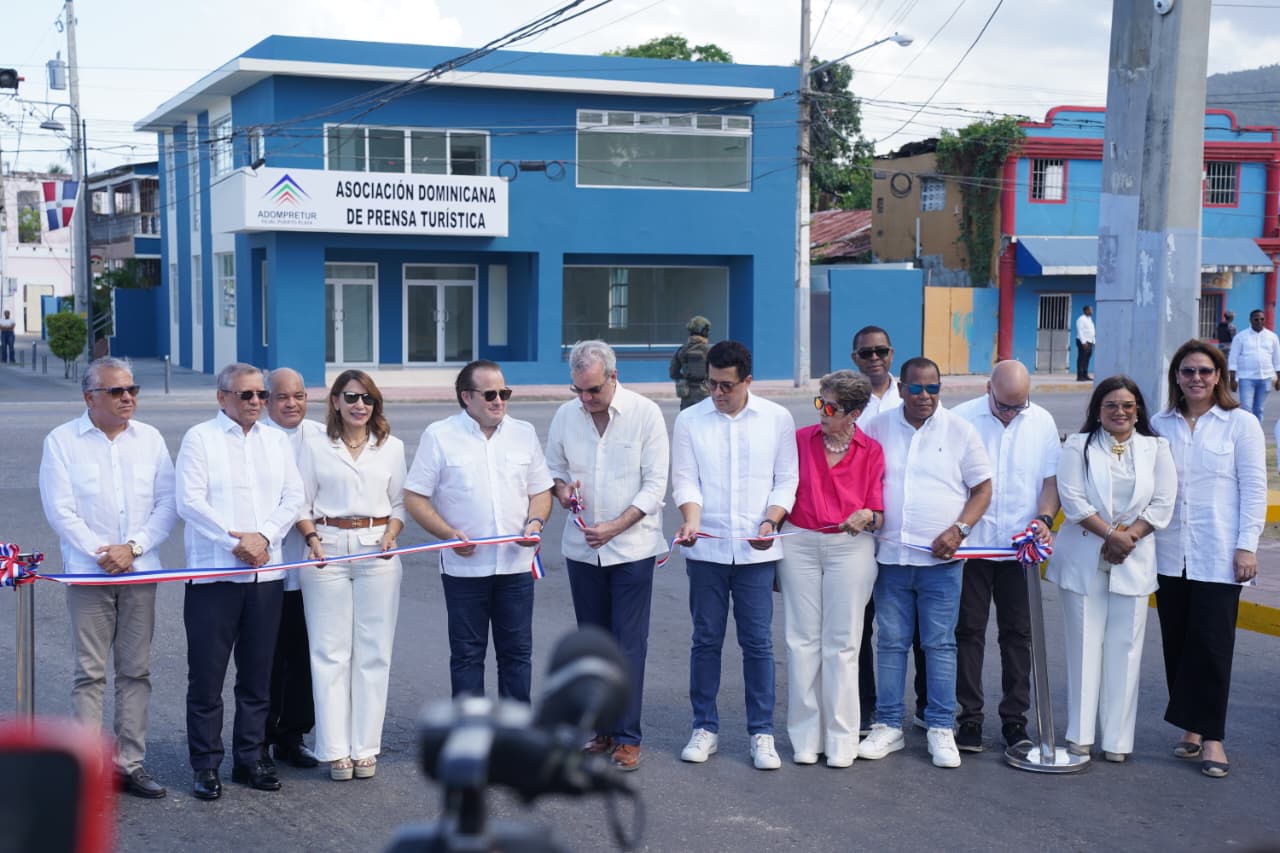 Abinader y Collado entregan aceras del Centro Histórico y edificio de ADOMPRETUR en Puerto Plata