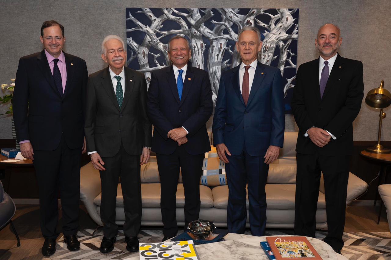 Presidente ejecutivo de Banreservas recibe visita de ejecutivos del BHD