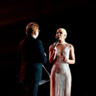 Sarodj brilló como presentadora y artista en los premios Monitor Latino 2025 con diseños exclusivos de Giannina Azar y Joel Reyes