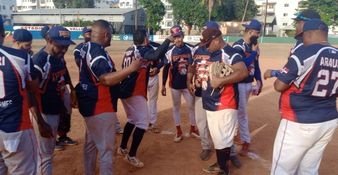 Centro y Luperón avanzan en softbol júnior superior del Distrito Nacional