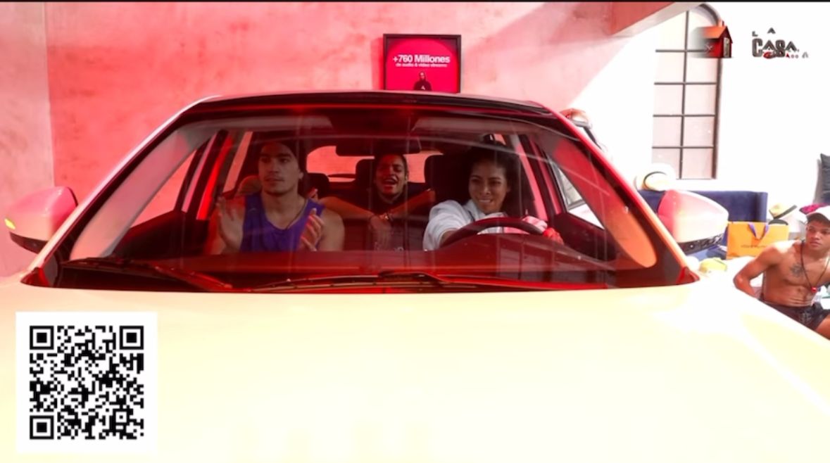 Participantes de La Casa de Alofoke se emocionan al subirse a la jeepeta Changan destinada al segundo y tercer lugar del reality