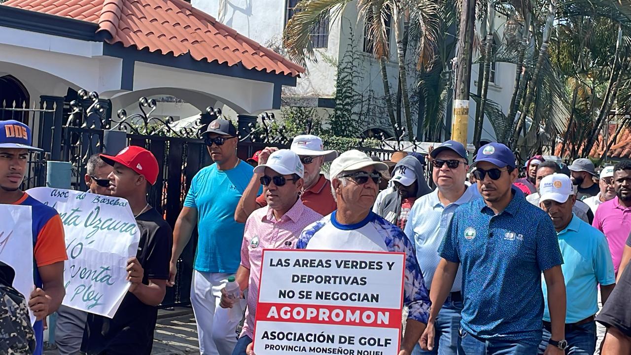 Deportistas y comunitarios marchan en Bonao para exigir preservación de instalaciones deportivas