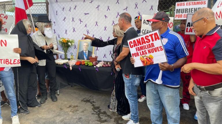 Realizan hora santa en Moca como forma de protesta contra el alto costo de la canasta básica