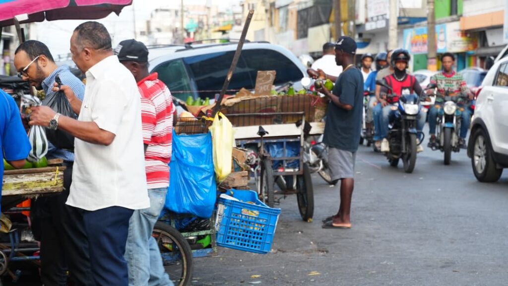 Residentes dicen que, pese a redadas, haitianos indocumentados siguen en los barrios