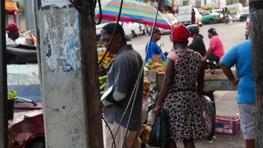Residentes dicen que, pese a redadas, haitianos indocumentados siguen en los barrios
