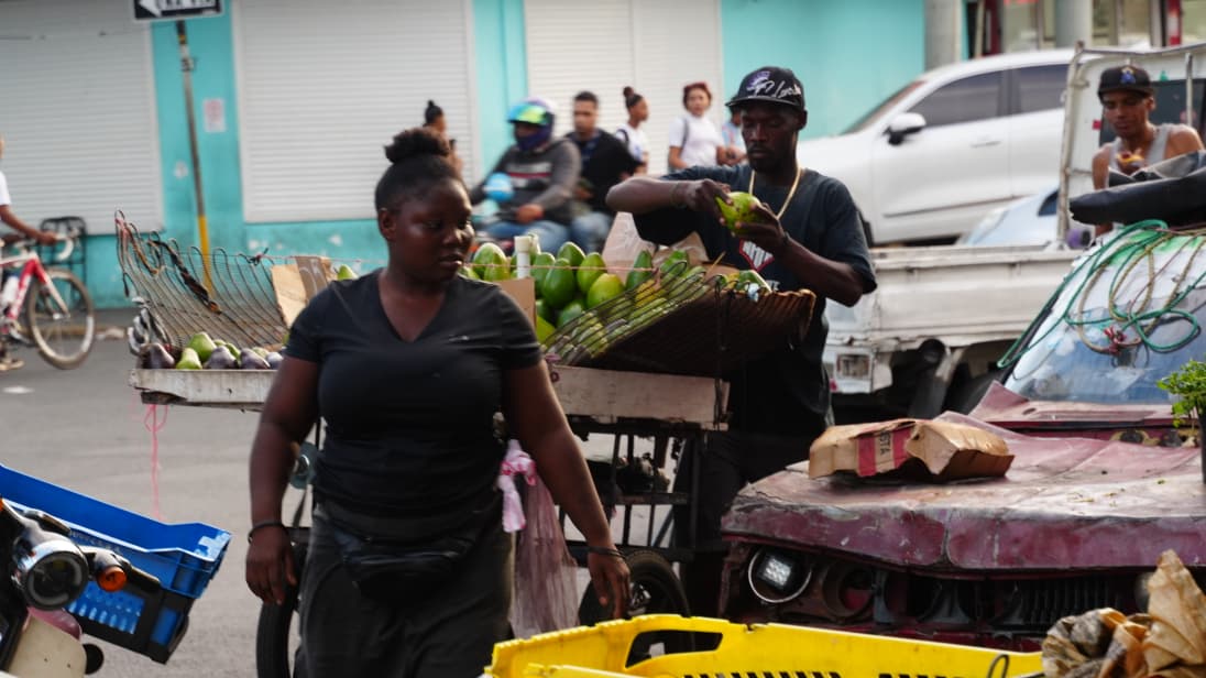 Residentes dicen que, pese a redadas, haitianos indocumentados siguen en los barrios
