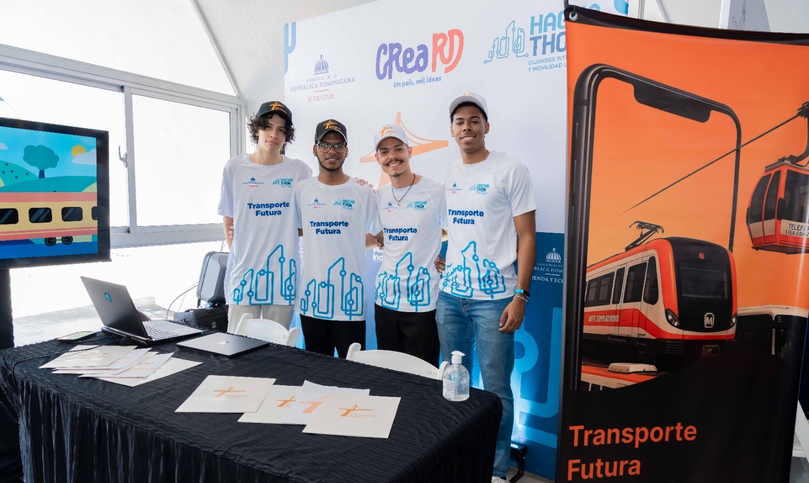Jóvenes del ITLA presentan soluciones para el transporte: conquistan primer y segundo lugar en Hackathón de Ciudades Inteligentes y Movilidad Urbana