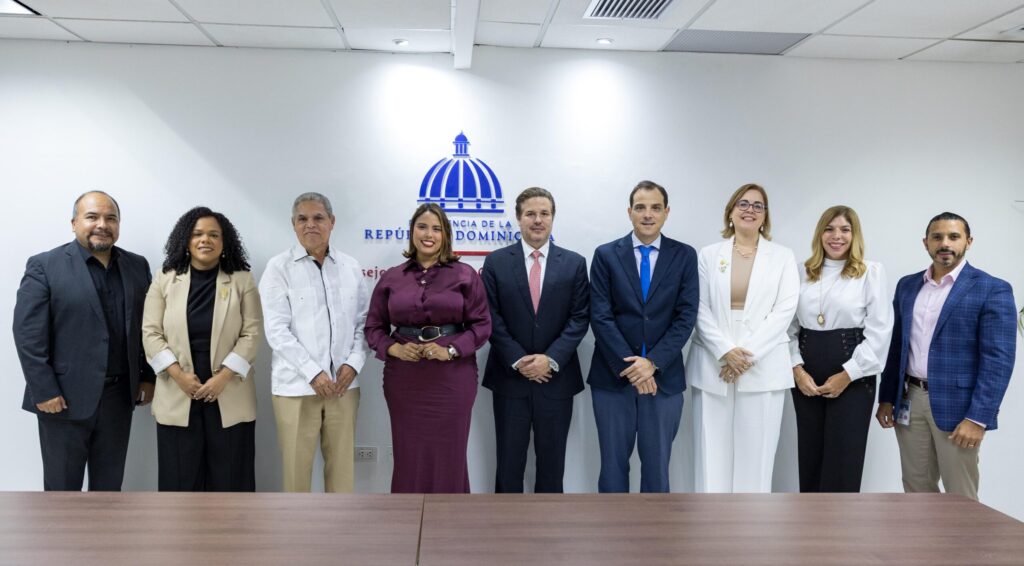 Gobierno presenta a directores de medios avances de Meta RD 2036