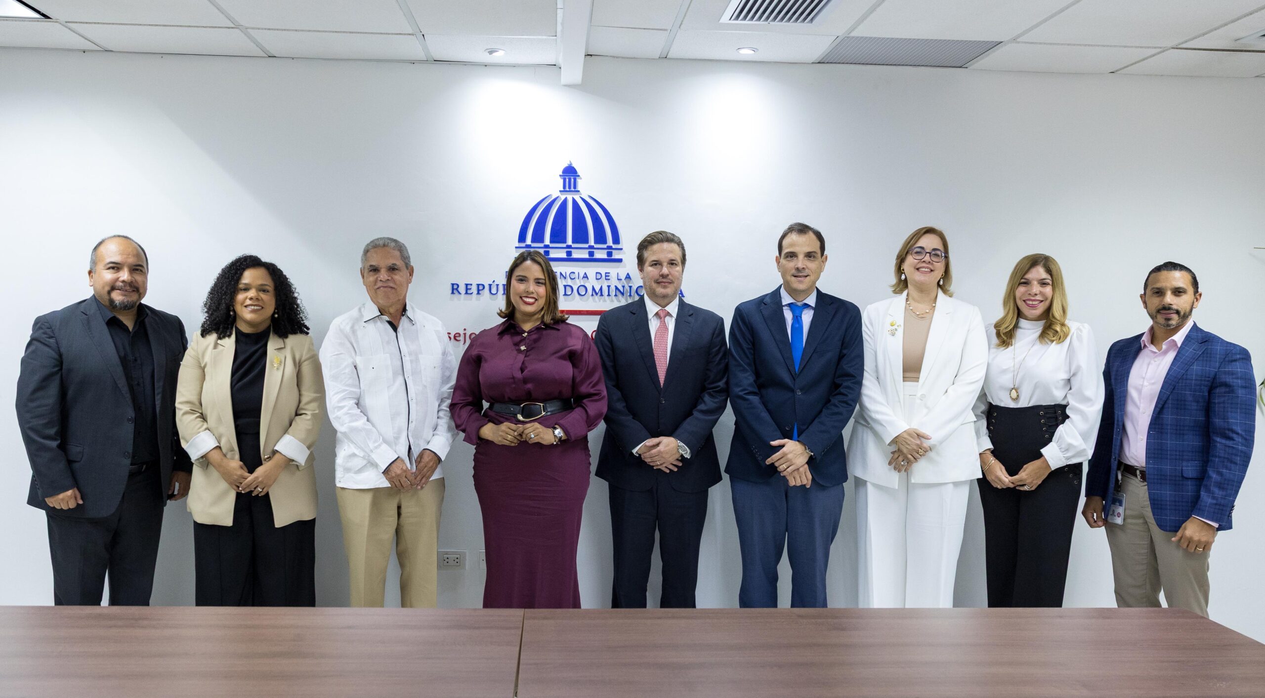 Gobierno presenta a directores de medios avances de Meta RD 2036