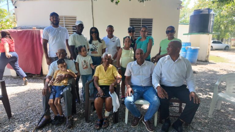 Desde Sierra Prieta, Fantino, familia de Crusita celebra su paso por La Casa de Alofoke