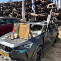 Cementerio de autos: memoria y esperanza a 703 días del 7 de octubre