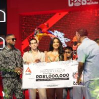 Santiago Matías entrega a Crucita, ganadora del reality, un millón de pesos y una Jeepeta Mercedes-Benz
