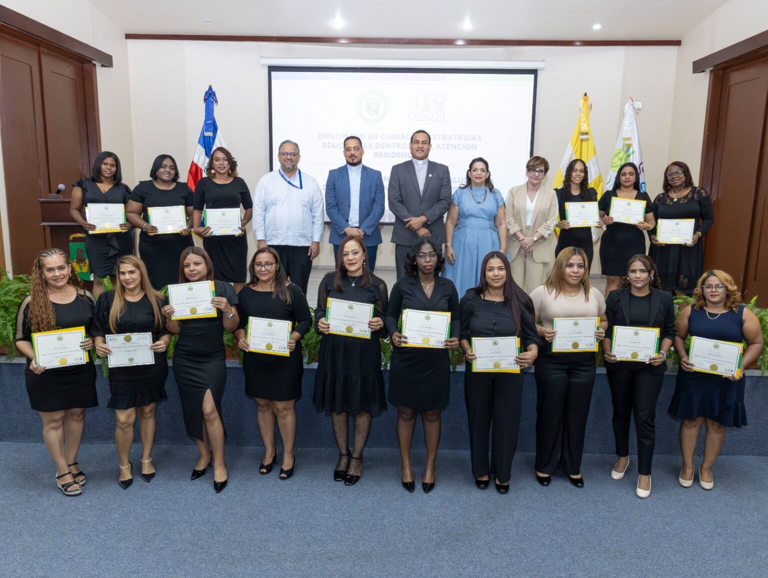 CONANI y Universidad Católica certifican a 98 colaboradores en diplomados de atención residencial a NNA
