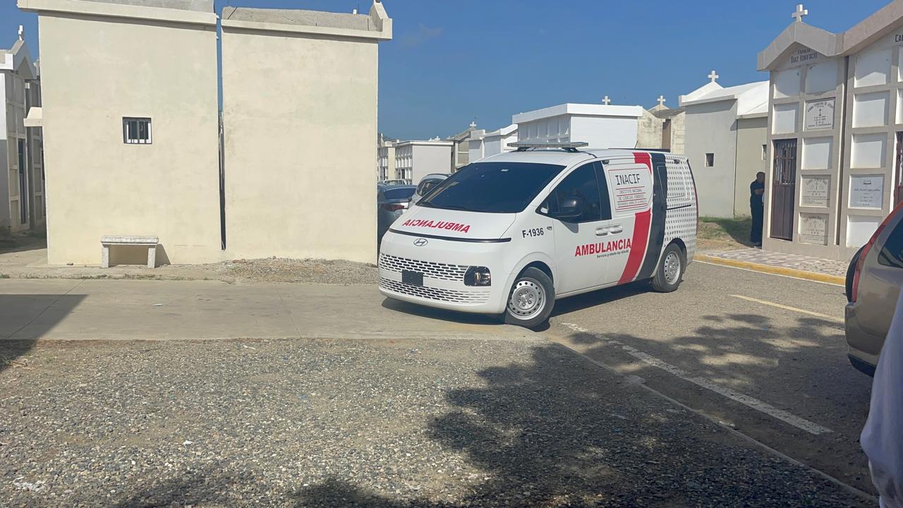 Cadáveres de cinco hombres muertos en supuesto intercambio de disparos permanecen en el Inacif de Santiago