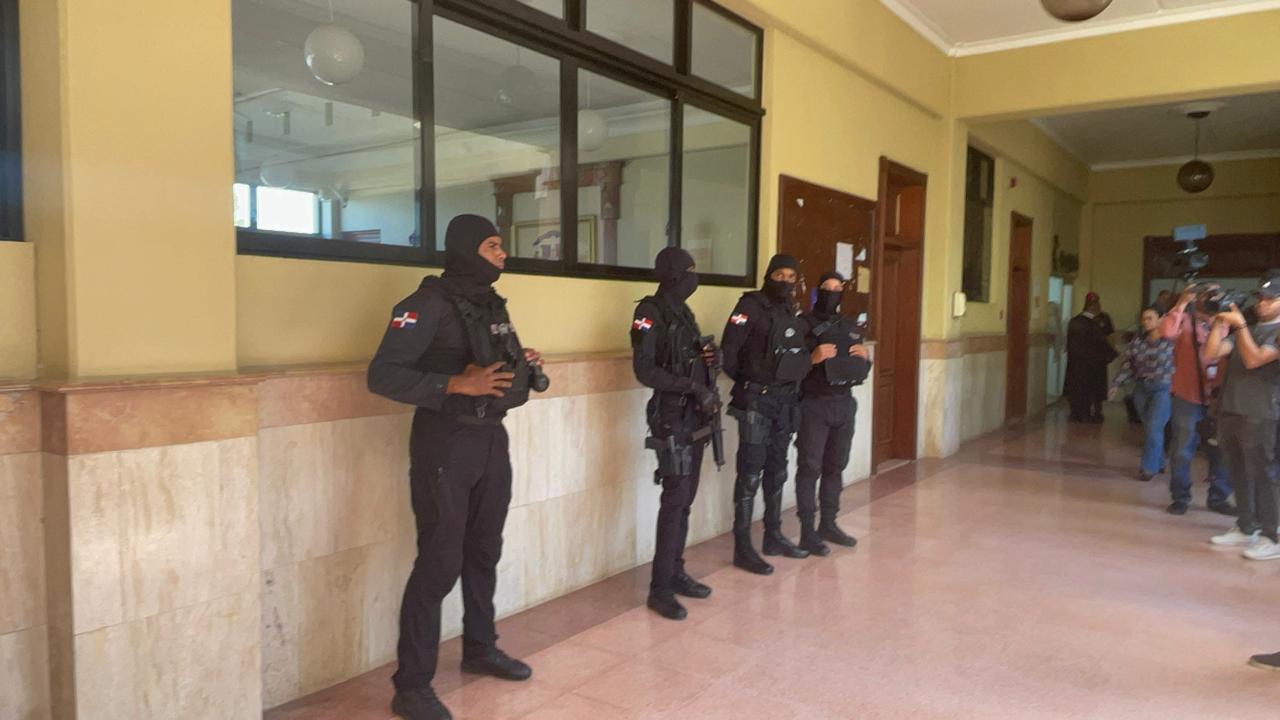Trasladan a audiencia a los seis acusados de violar y grabar a joven en Villa González