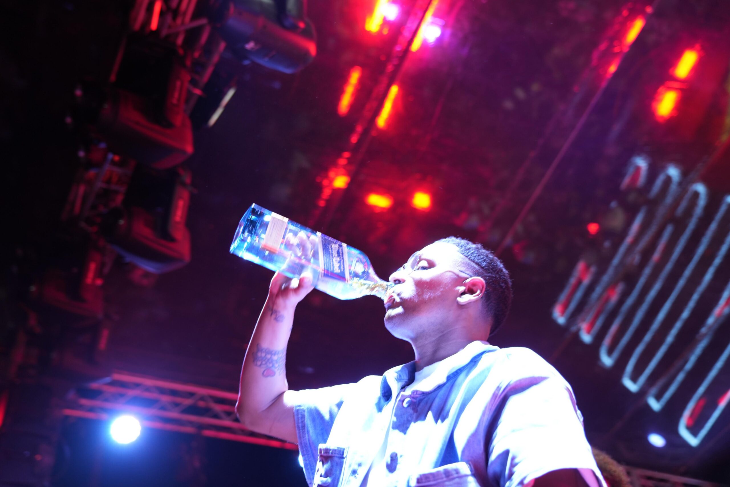Don Miguelo pone a Alofoke y figuras presentes a tomar shots al ritmo de "Bébetelo"