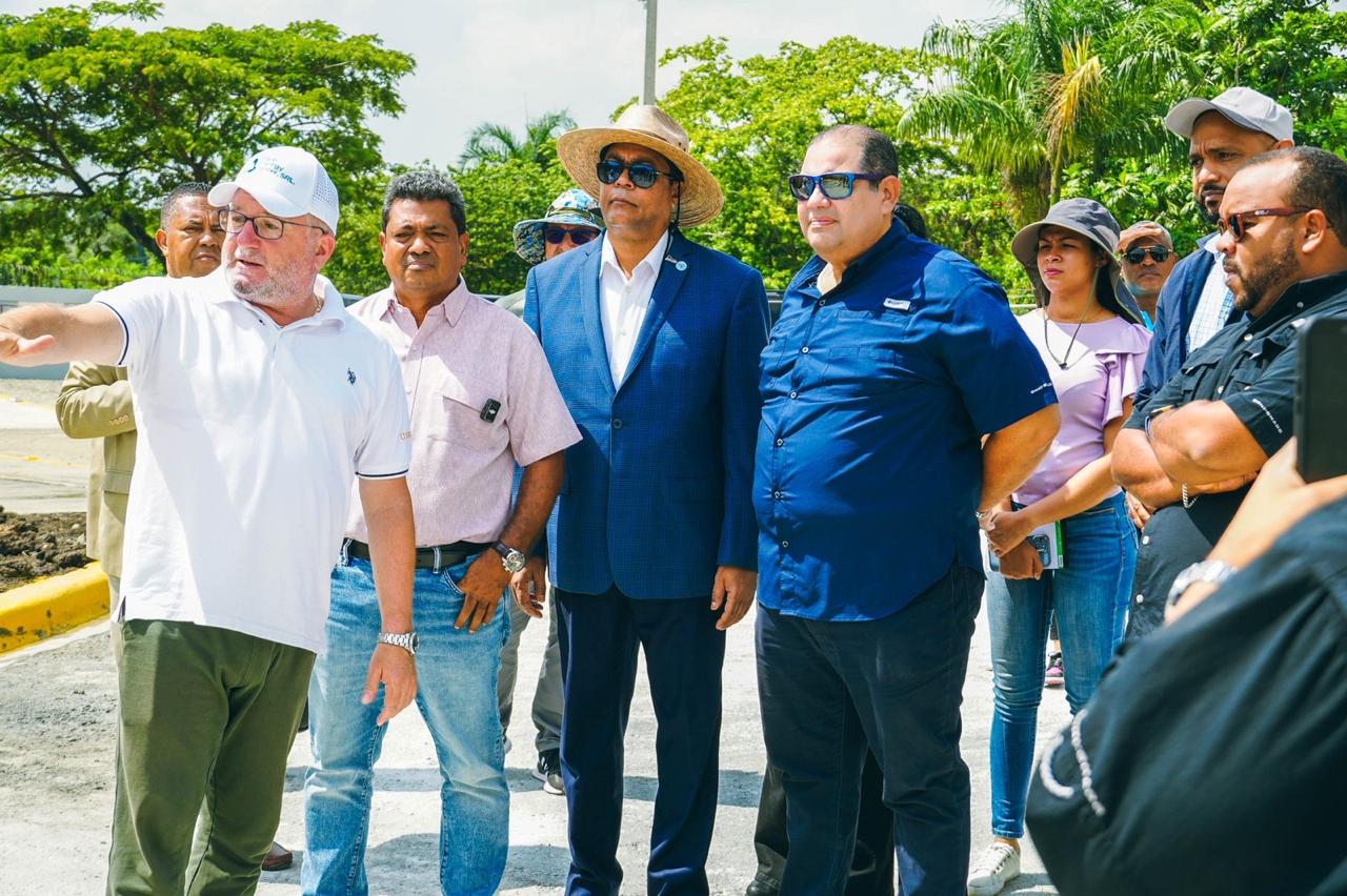 Autoridades supervisan construcción de punto de transferencia de residuos en Los Alcarrizos