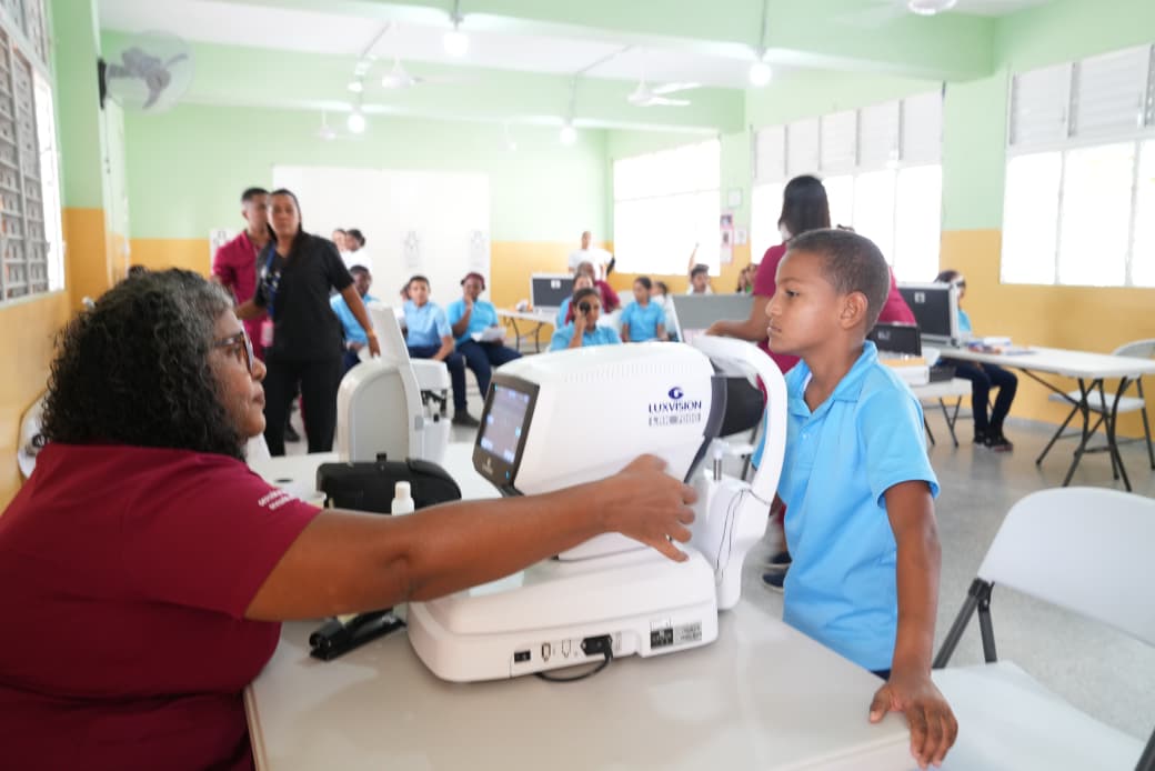 INABIE atiende a 600 estudiantes en jornada de salud visual en Jarabacoa