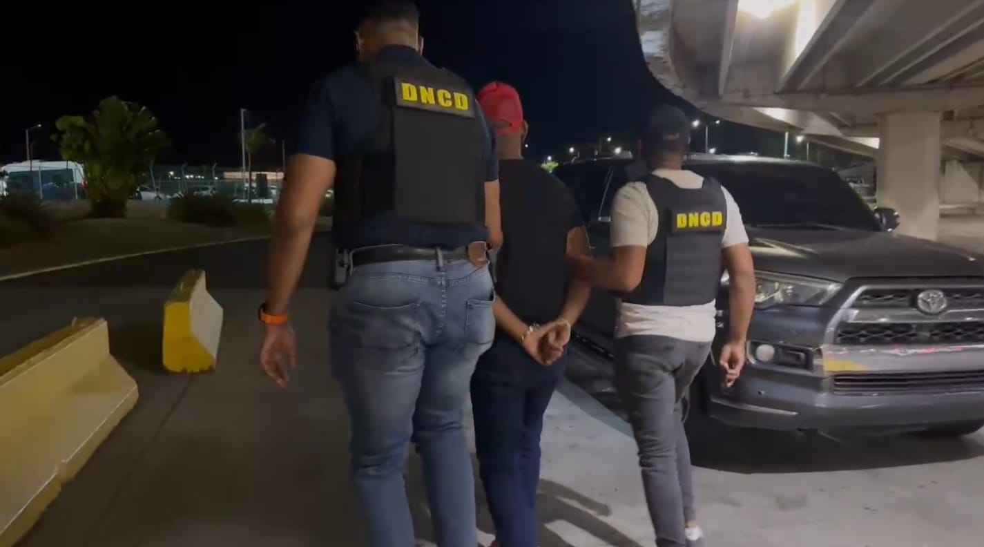 Arrestan hombre perseguido por alijo de 6,740 libras de marihuana en AILA