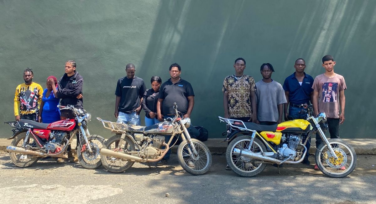 Ejército detiene tres dominicanos que transportaban siete indocumentados en motocicletas en Valverde