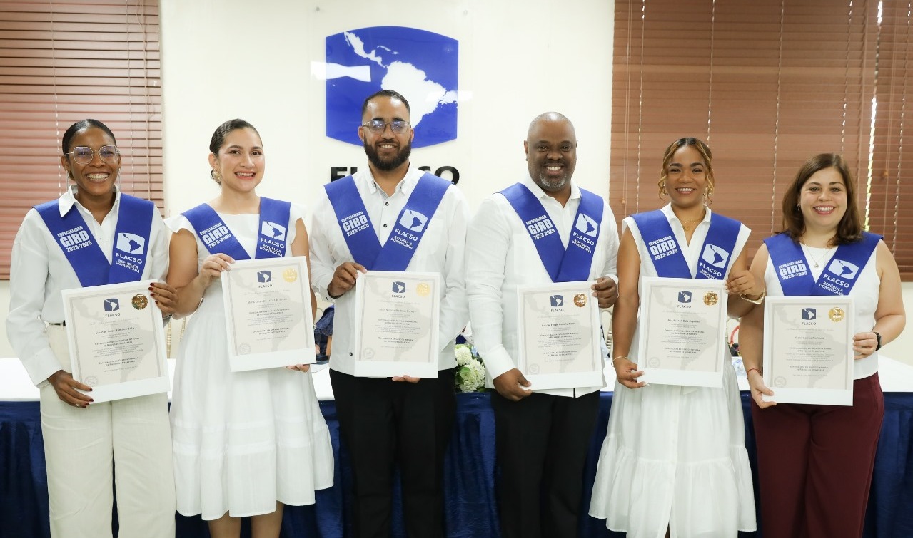FLACSO gradúa primera cohorte en RD