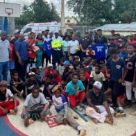 Margnaury Espinal entrega útiles deportivos en La Cuaba; dice jóvenes representan futuro del país