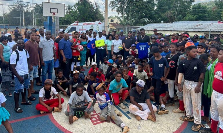 Margnaury Espinal entrega útiles deportivos en La Cuaba; dice jóvenes representan futuro del país