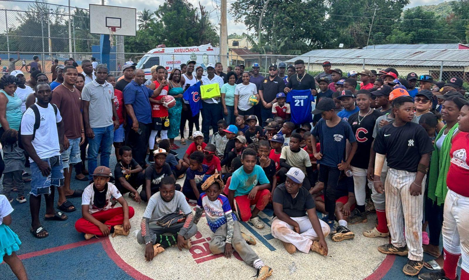 Margnaury Espinal entrega útiles deportivos en La Cuaba; dice jóvenes representan futuro del país