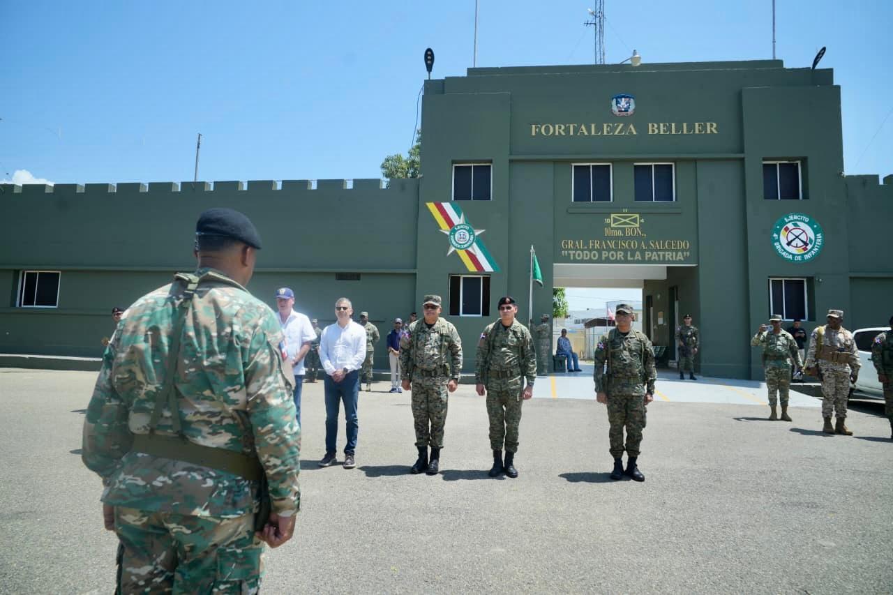 Ministro de Defensa encabeza recorrido por la frontera junto a asesores del Poder Ejecutivo en materia policial