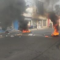 Residentes de Las Palmas de Herrera protestan con neumáticos encendidos por falta de agua y apagones