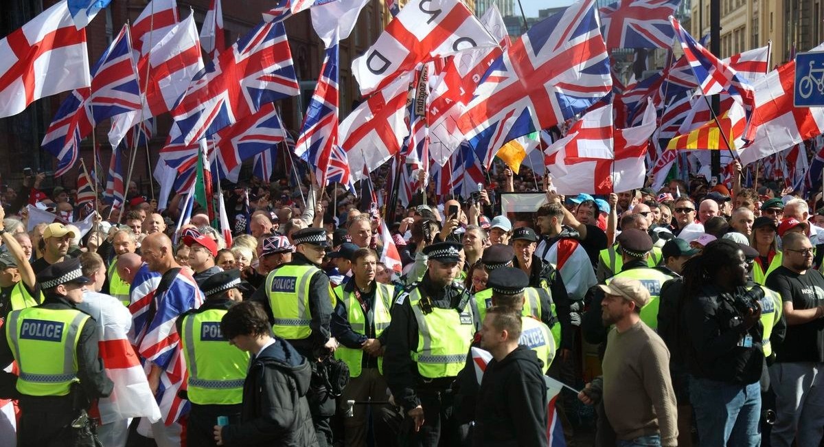 Miles de personas empiezan a congregarse en manifestación antiinmigración en Londres