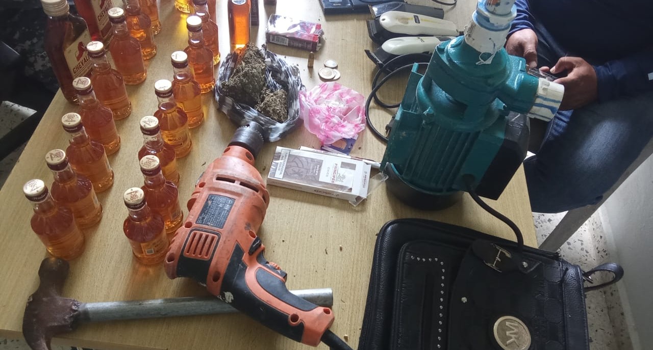 Policía ocupa drogas, motocicleta y herramientas en operativo contra punto de venta en El Cercado, San Juan