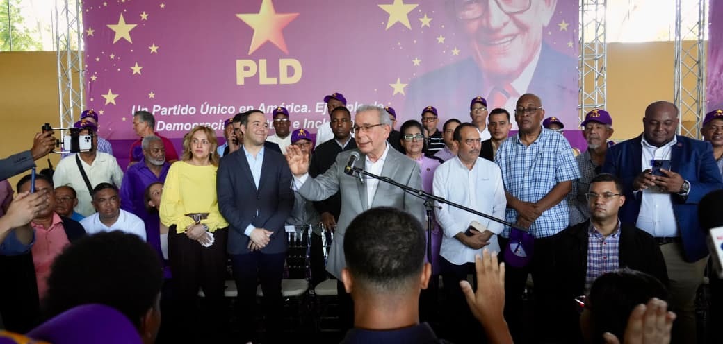 Danilo juramenta nuevos miembros PLD en SDO